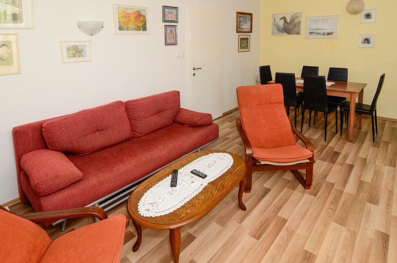 Holiday Home Loviste Luaran gambar