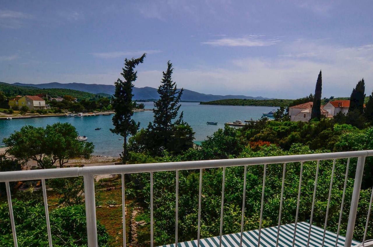 Holiday Home Loviste Luaran gambar