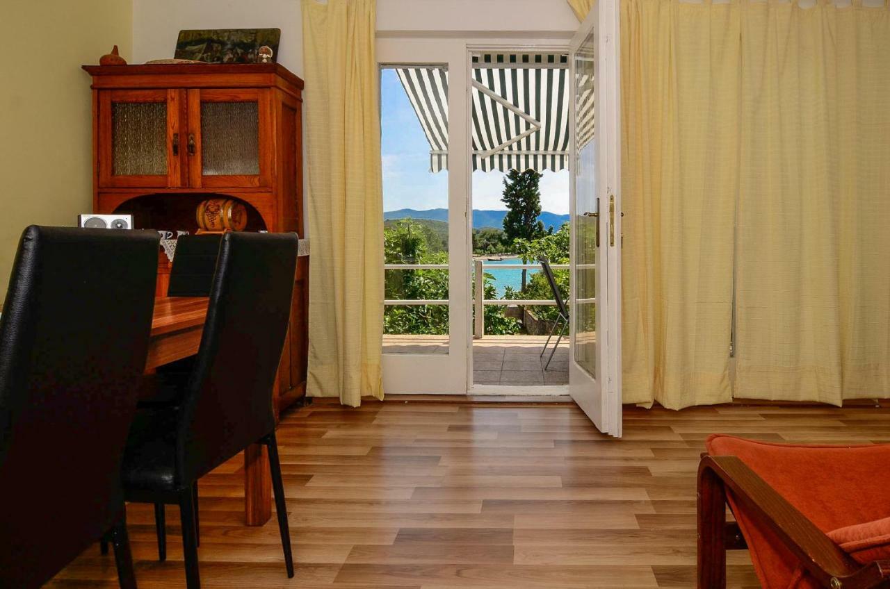 Holiday Home Loviste Luaran gambar