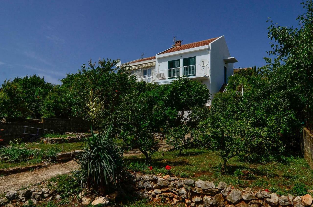Holiday Home Loviste Luaran gambar