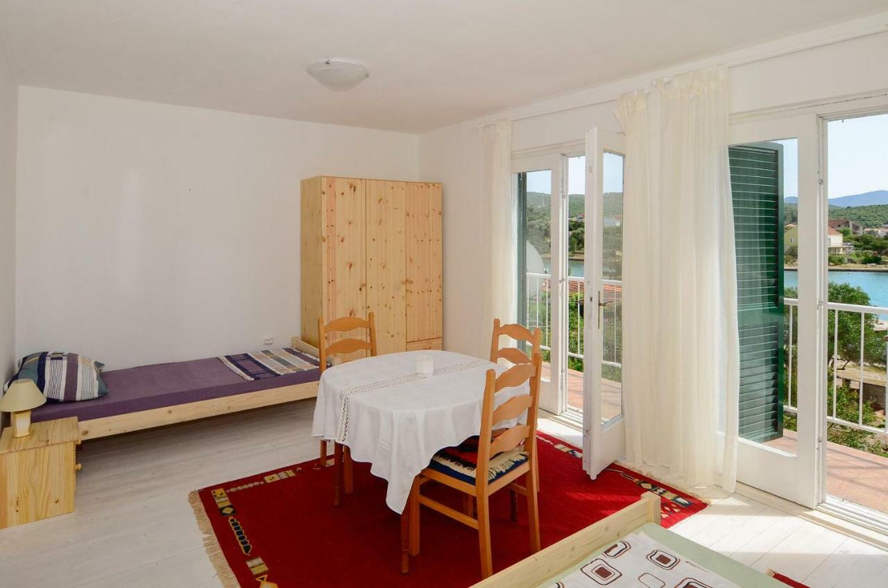 Holiday Home Loviste Luaran gambar