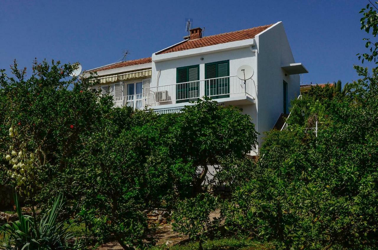 Holiday Home Loviste Luaran gambar