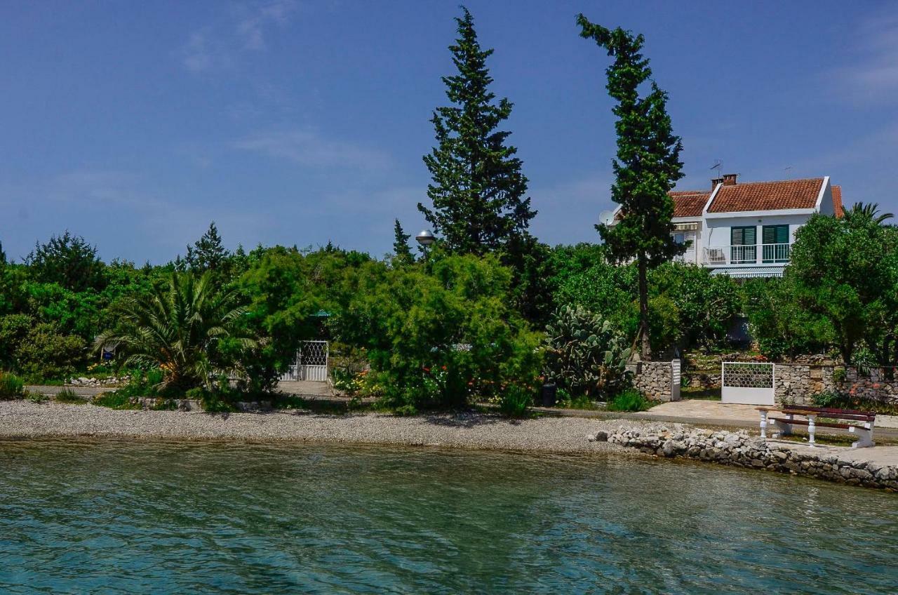 Holiday Home Loviste Luaran gambar