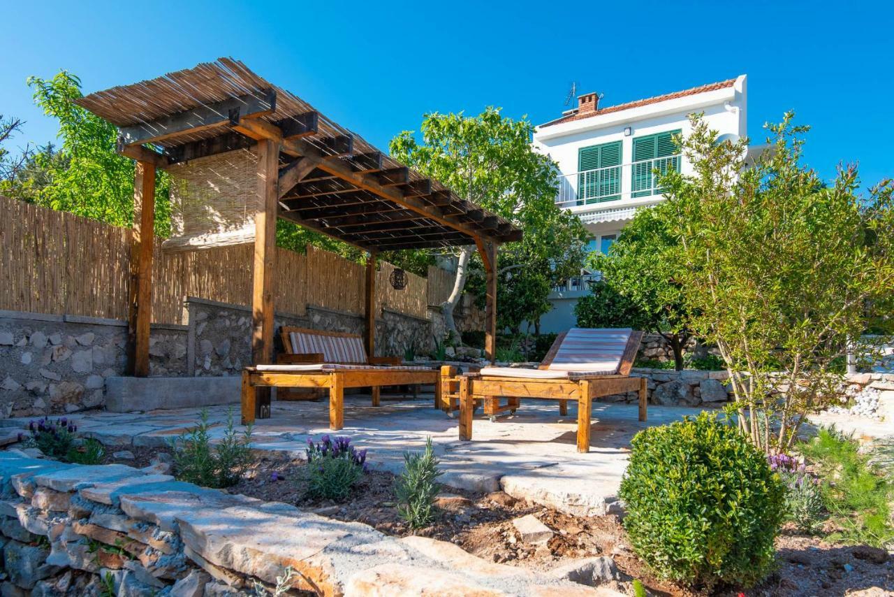Holiday Home Loviste Luaran gambar