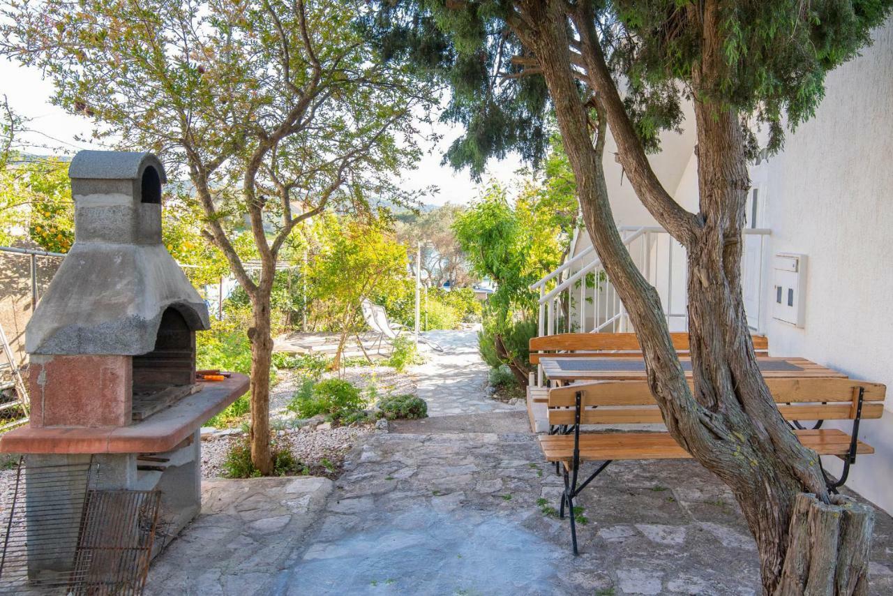 Holiday Home Loviste Luaran gambar