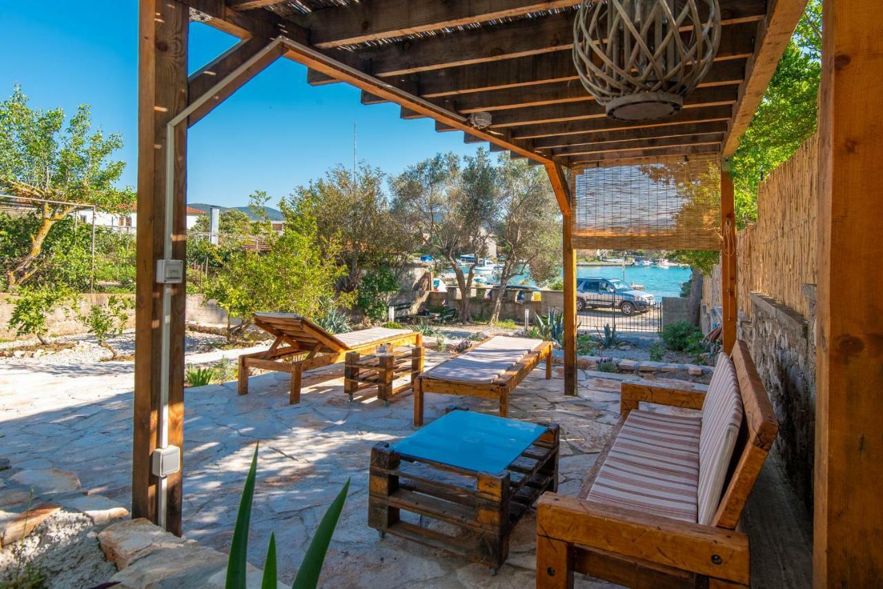 Holiday Home Loviste Luaran gambar