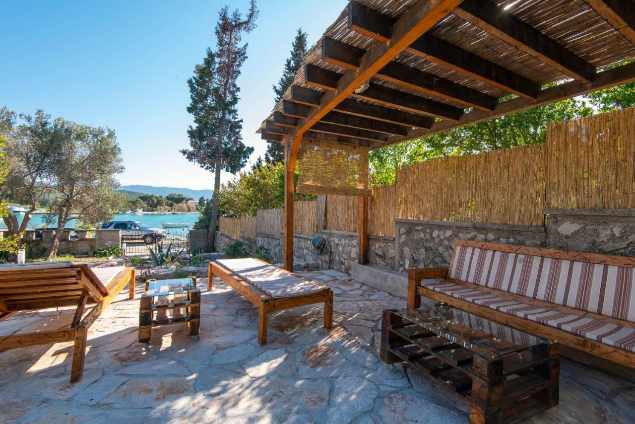 Holiday Home Loviste Luaran gambar